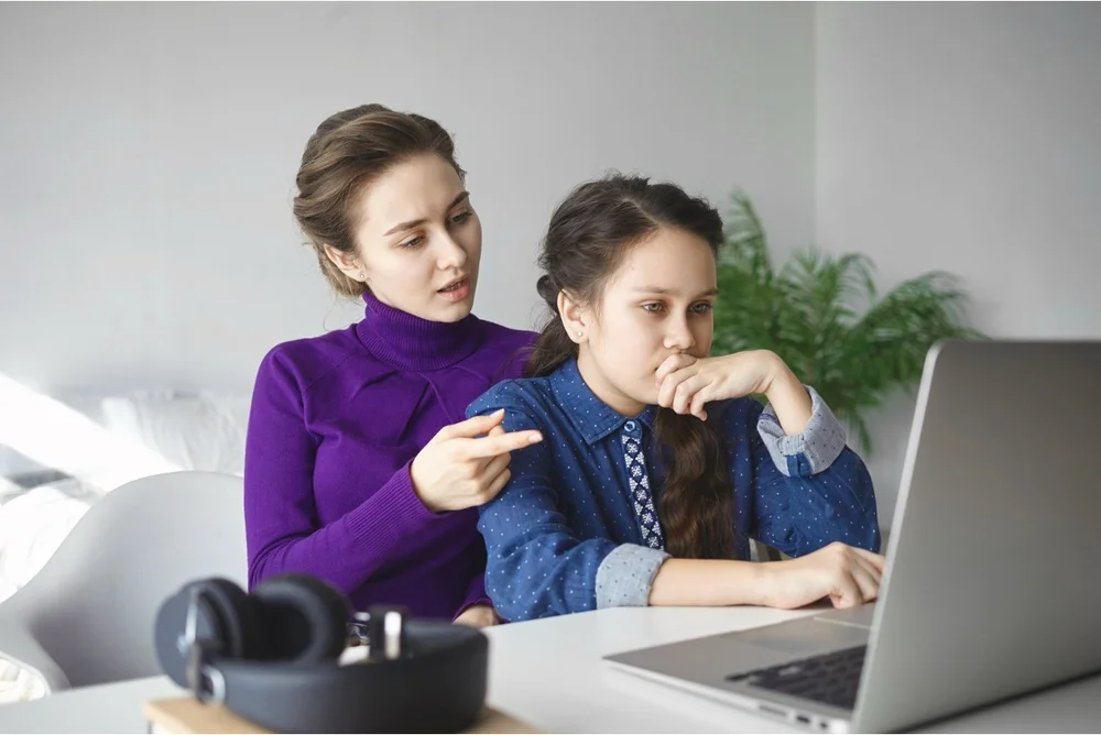 Mama uczy córkę jak korzystać z VPN