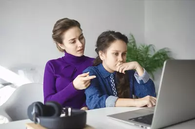 Jak edukacja o cyberbezpieczeństwie chroni przed oszustwami online