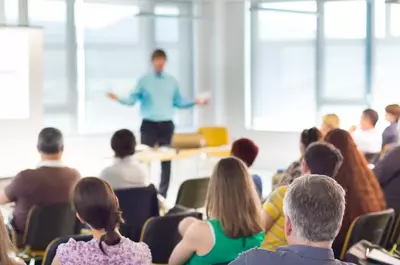 Szkolenia sprzedażowe w praktyce – dlaczego warto inwestować w wiedzę i umiejętności zespołu?