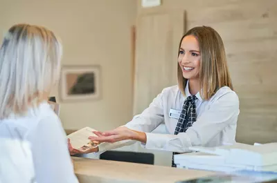 Szkolenia dla recepcjonistek i recepcjonistów: zadania i organizacja pracy recepcji