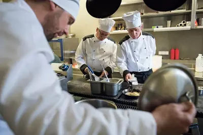 Szkolenia gastronomiczne jako narzędzie ograniczania chaosu w restauracji