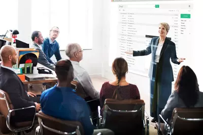 Co obejmuje profesjonalna organizacja konferencji biznesowych?
