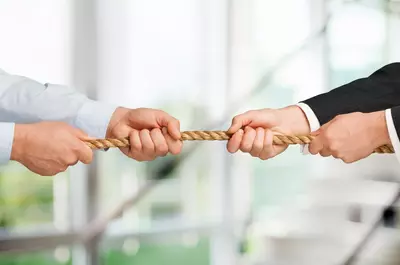 Rozwiązywanie konfliktów w zespole &ndash; metody, strategie i przykłady