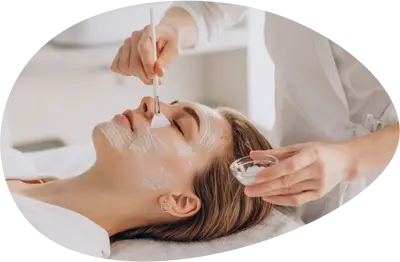 Zabieg kosmetyczny wykonywany w trakcie kursu kosmetologicznego.