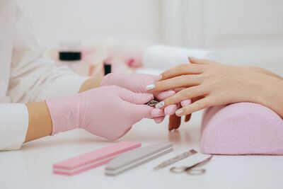 Zajęcia w trakcie kursu manicure.