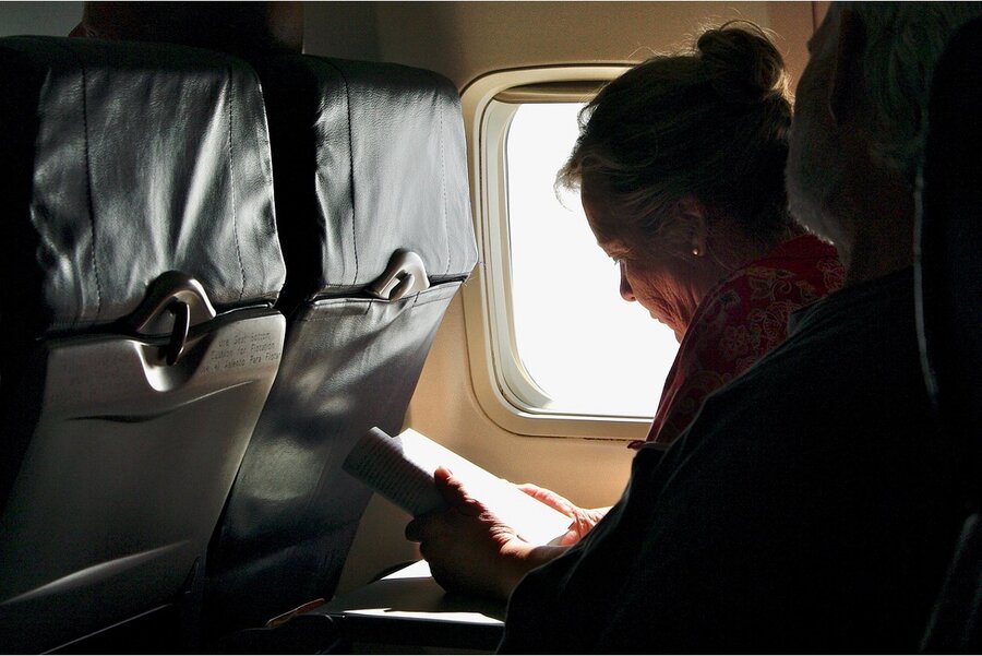 Kobieta w trakcie podróży samolotem